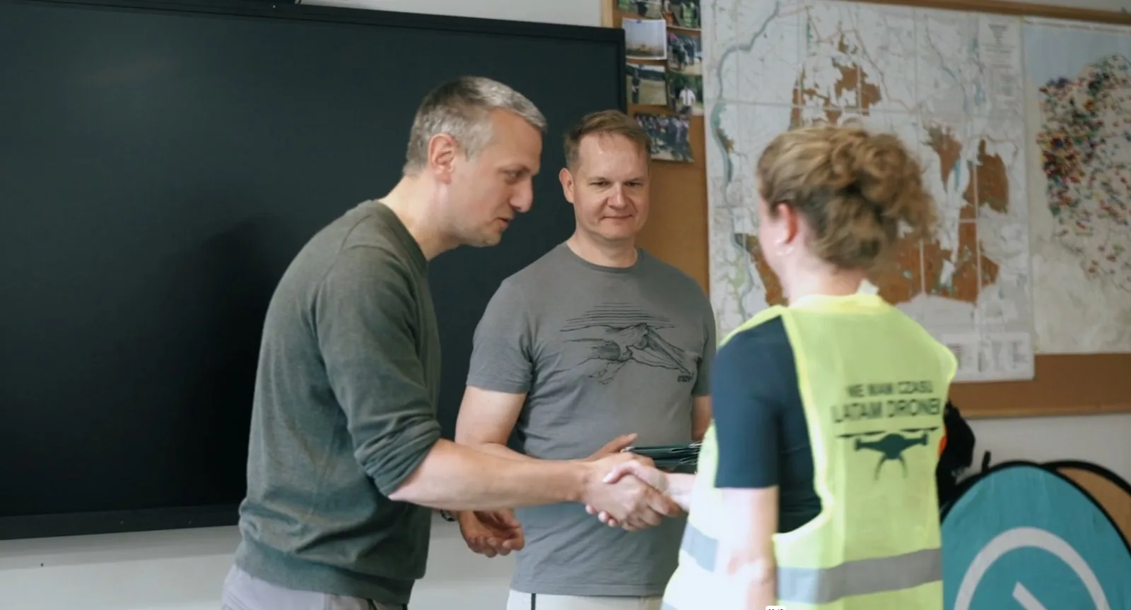 Wręczenie certyfikatów po ukończeniu szkolenia dronowego STS w Era Dronów