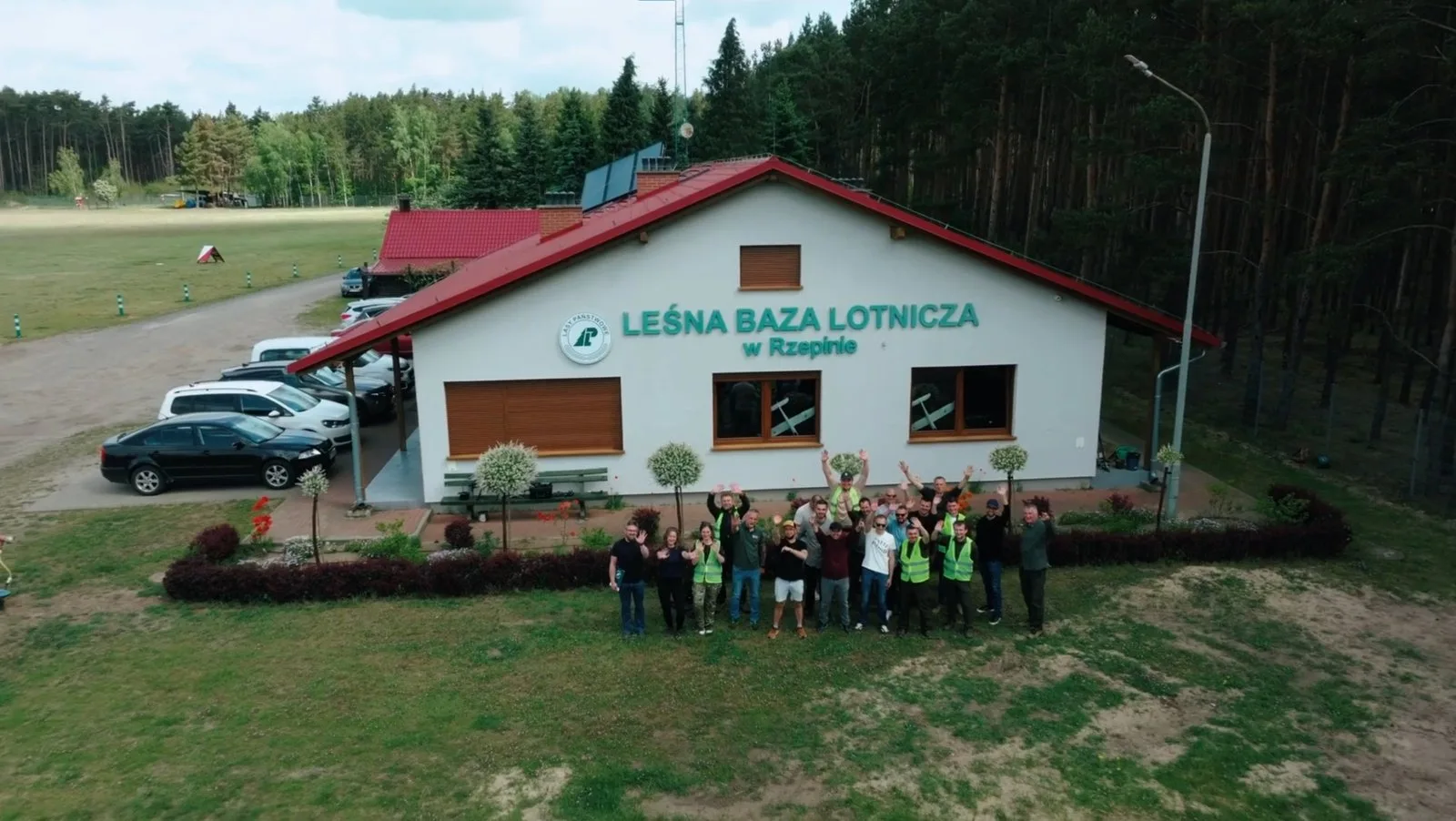 Grupa uczestników szkolenia STS przed Leśną Bazą Lotniczą w Rzepinie