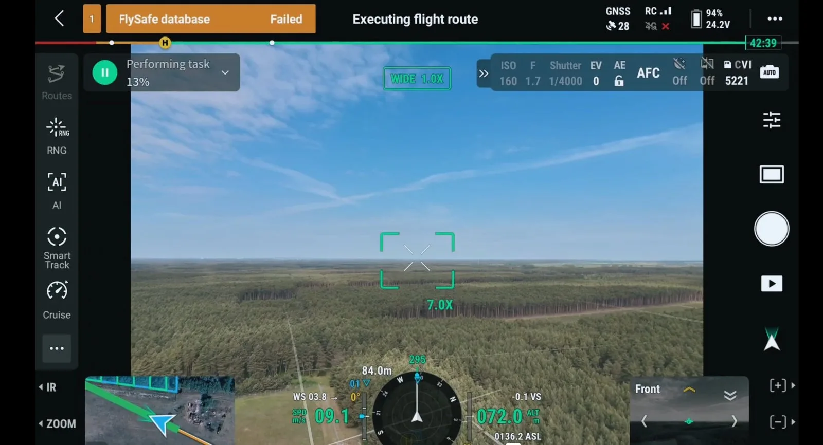 Ekran aparatury DJI z automatycznym przelotem drona nad lasem — lot BVLOS w scenariuszu STS-02