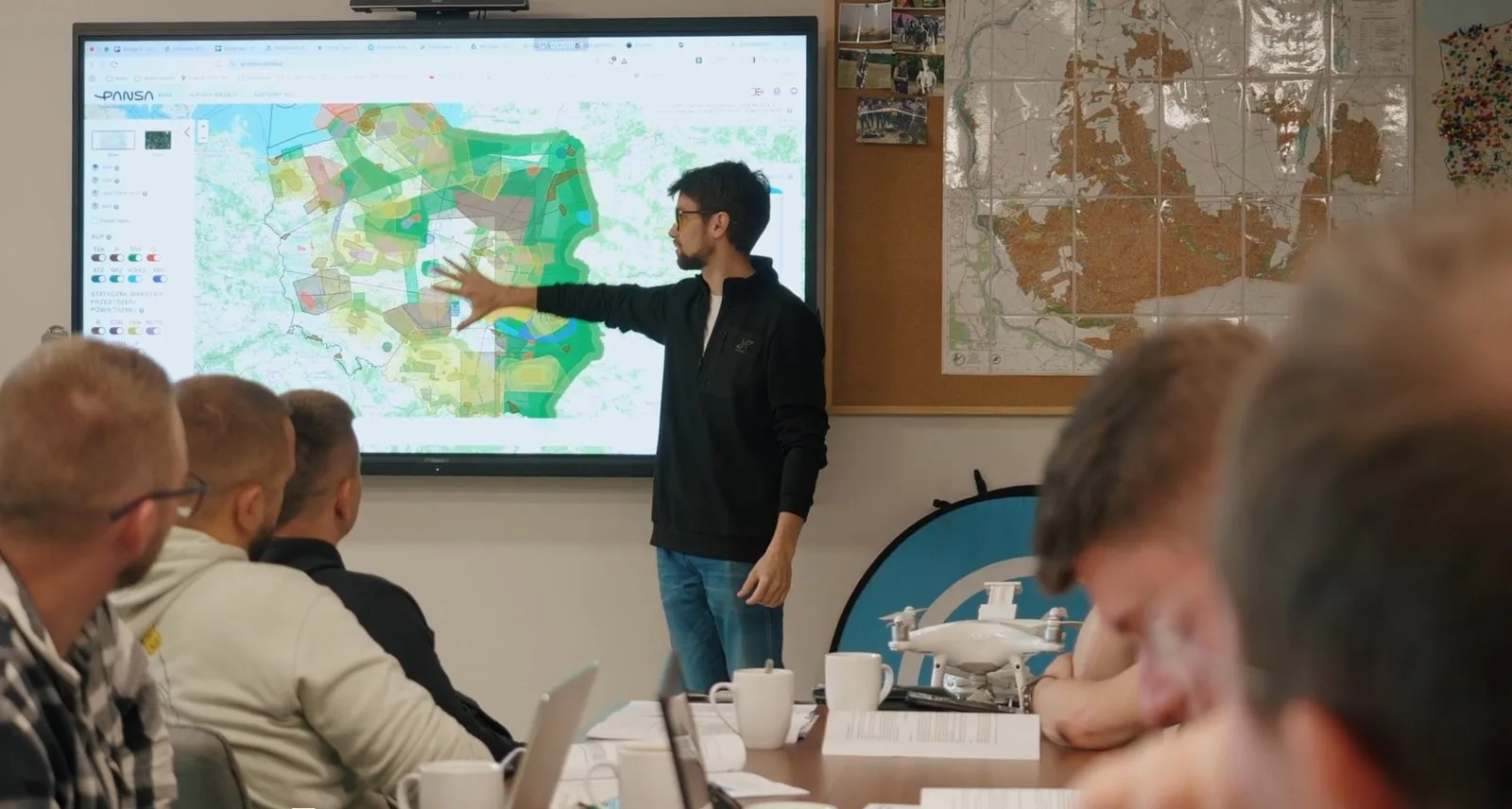 Omówienie stref geograficznych dla dronów na mapie PANSA podczas szkolenia STS