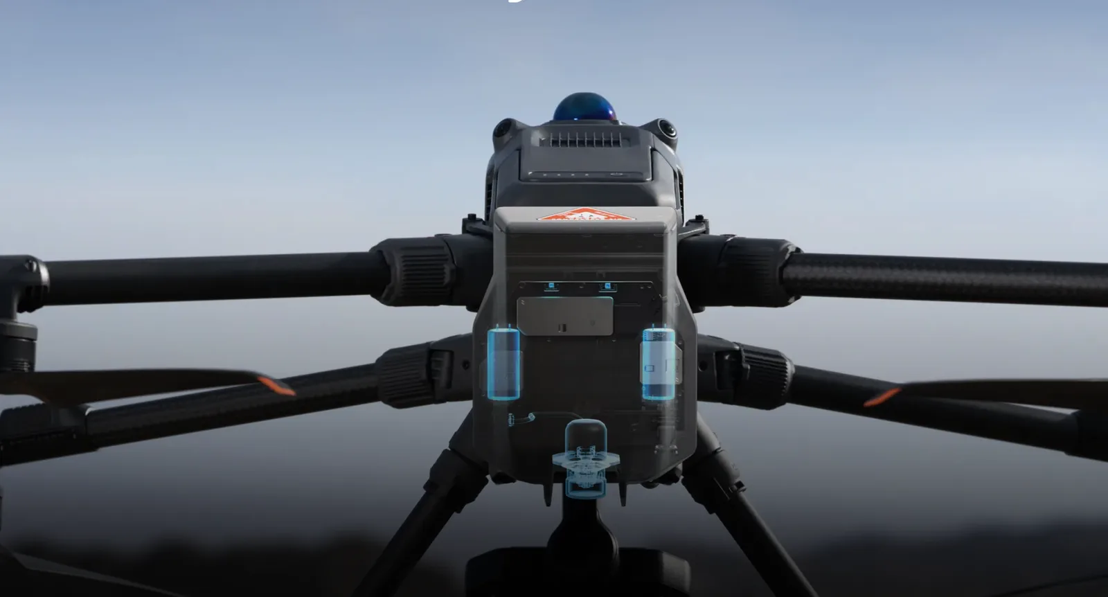 Moduł spadochronowy DJI AP100 z tyłu Matrice 400 — prześwietlenie pokazuje dwa kondensatory zasilania awaryjnego