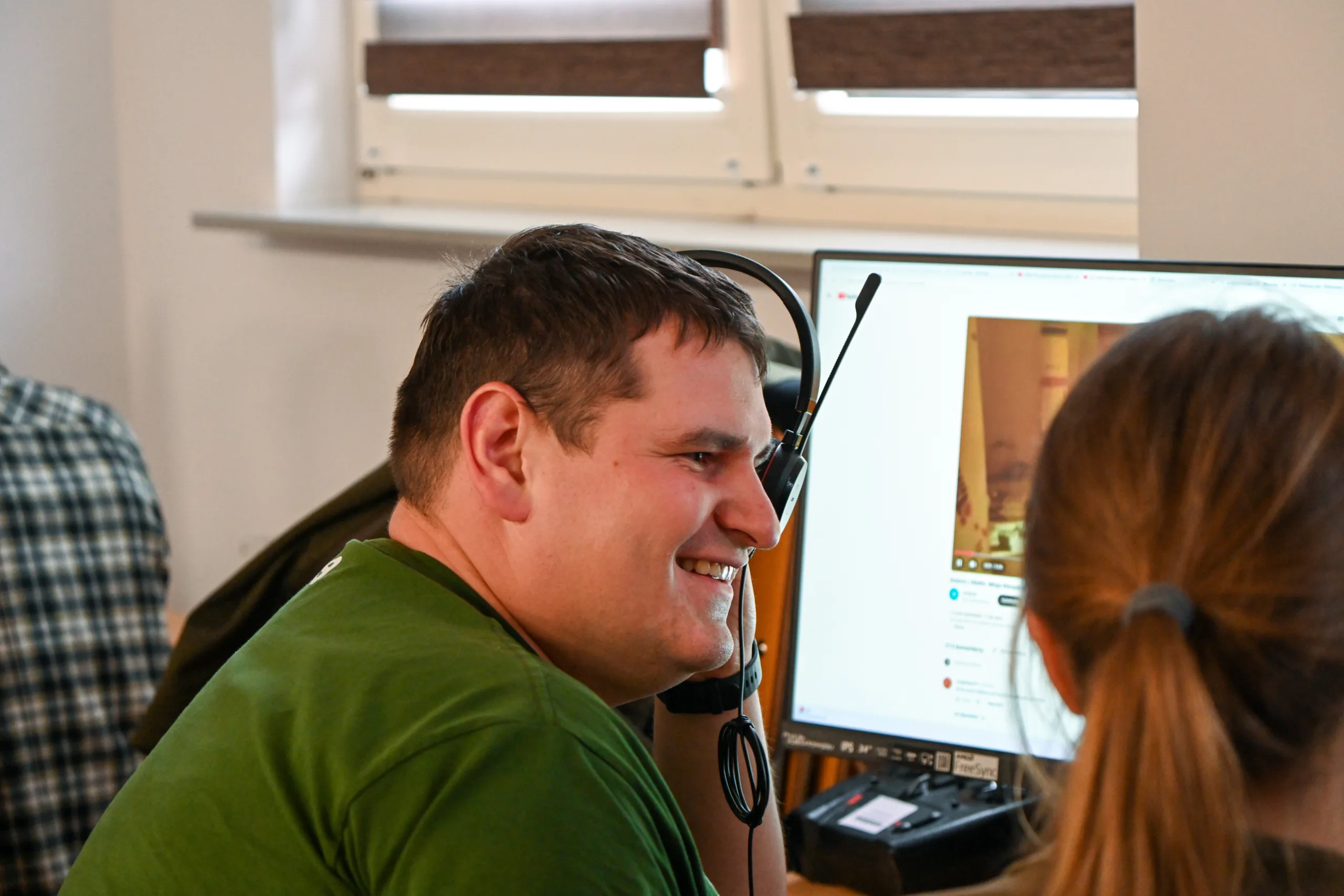 Kursant przed monitorem komputera podczas pracy z materiałem szkoleniowym — egzamin A1/A3 odbywa się w pełni online w systemie KSID