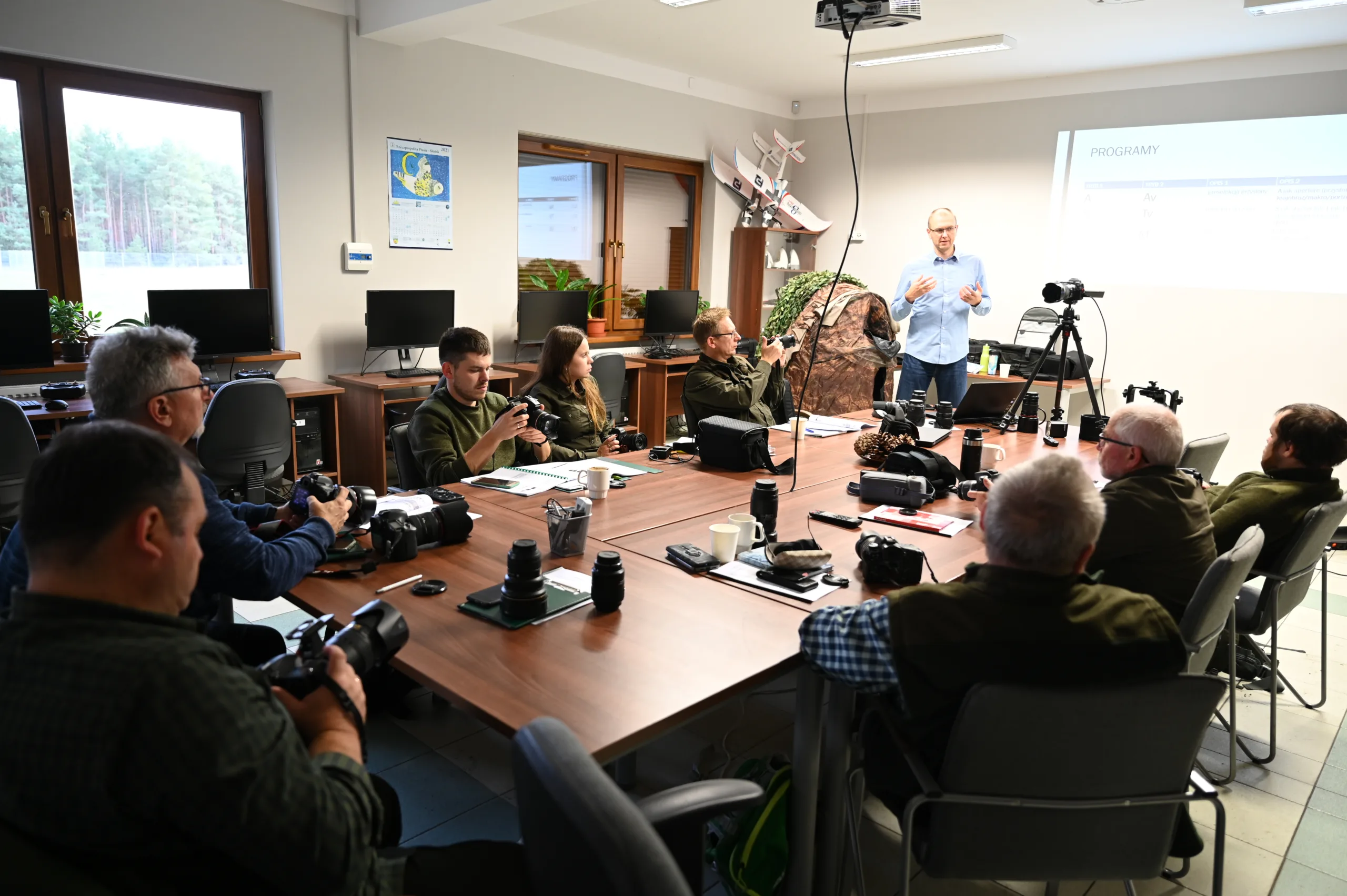 Kursanci podczas zajęć teoretycznych w sali szkoleniowej Era Dronów — egzamin A1/A3 zdaje się online, wystarczy komputer