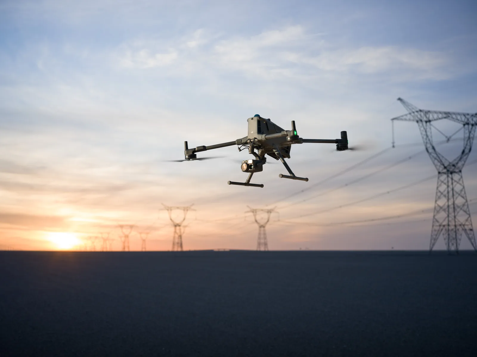 DJI Matrice 400 z kamerą Zenmuse H30T podczas inspekcji linii energetycznych