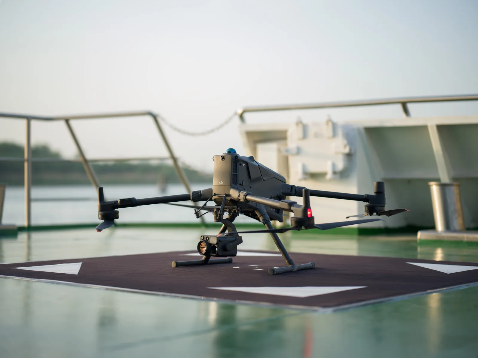 DJI Matrice 400 z kamerą Zenmuse H30T na pokładowym lądowisku