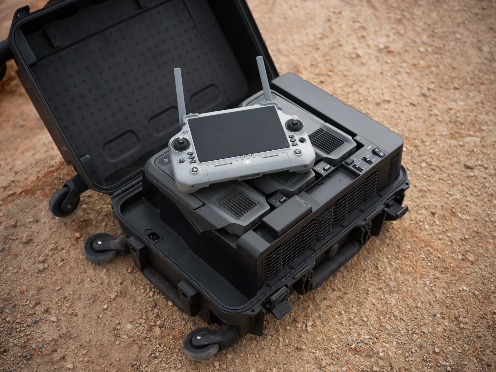 Zestaw transportowy DJI Matrice 400 — kontroler RC Plus 2 i stacja akumulatorów w walizce