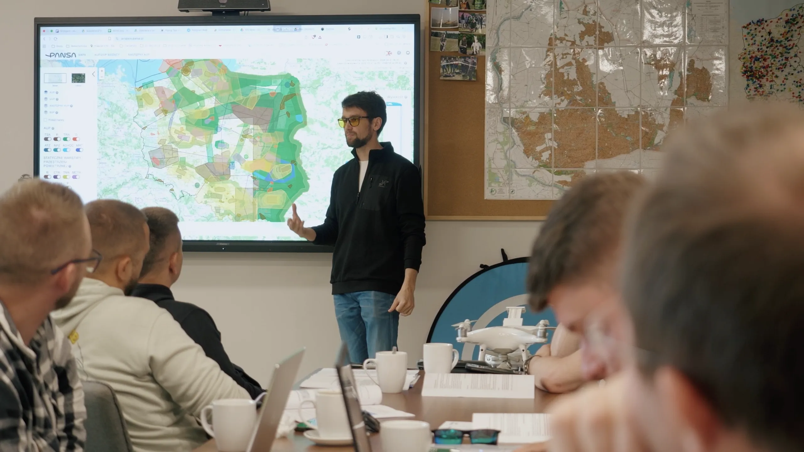 Kursanci podczas zajęć teoretycznych w sali szkoleniowej Era Dronów — egzamin A1/A3 zdaje się online, wystarczy komputer
